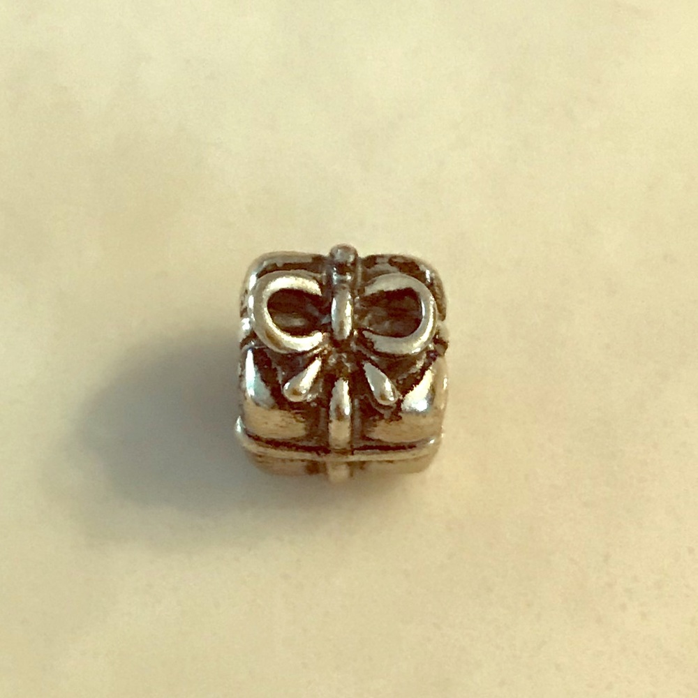 Pandora gift box charm